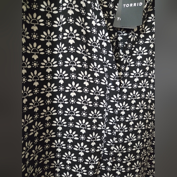 Torrid Harper Popi Floral Black White 3/4 sleeve Sz 3 - Picture 4 of 8